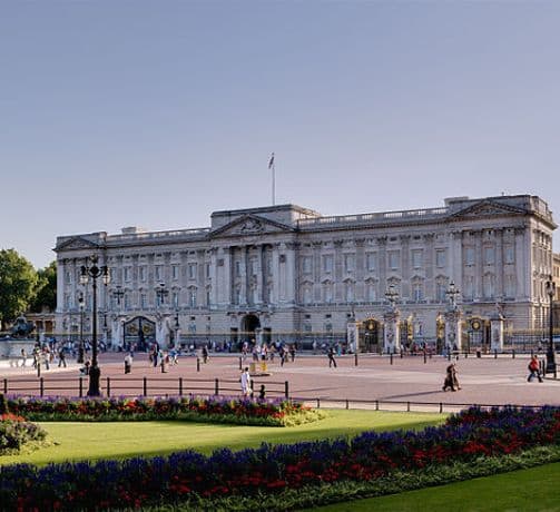 Szalmakalaptól az aranytevéig - 65 év királyi ajándékai a Buckingham-palotában