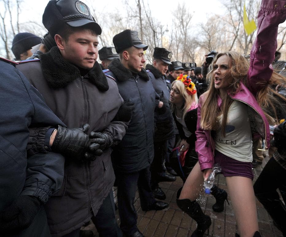 BOTRÁNY: Félmeztelen Femen-aktivista szorongatta meg Donald Trump golyóit