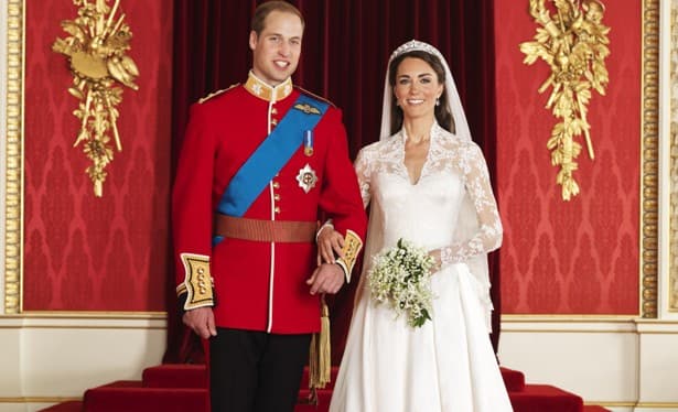 Elárverezték Vilmos herceg és Katalin esküvői tortájának egy szeletét