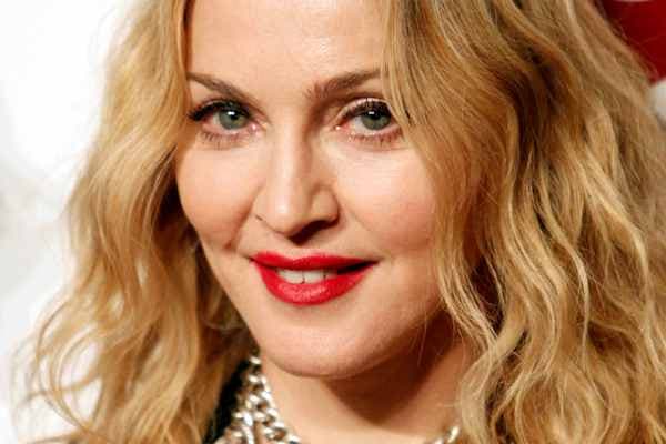 Madonna megmutatta a mellbimbóját