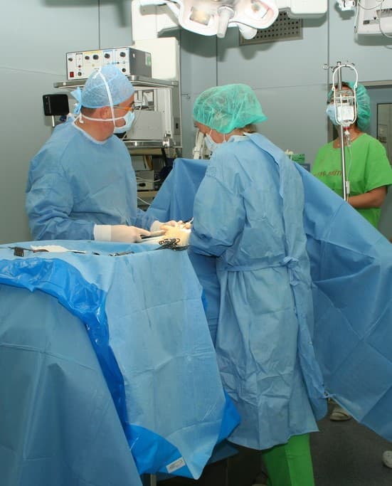 Műtét közben készítettek fotókat a páciens nemi szervéről, majd a kórházban mutogatták az orvosok