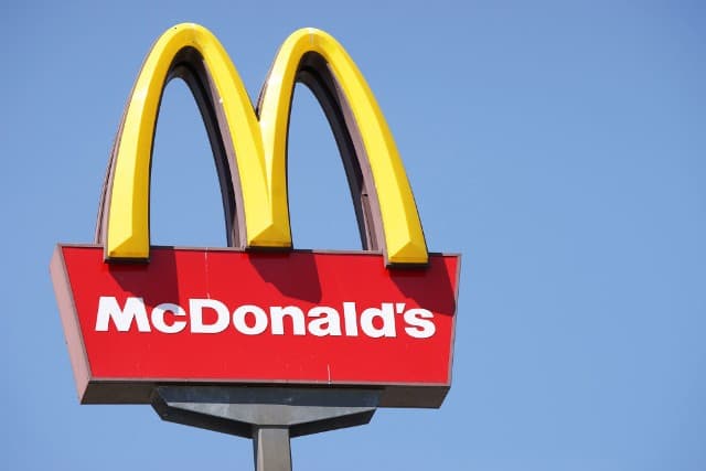 Kitiltottak egy férfit az összes McDonald's-ból kukkolás miatt