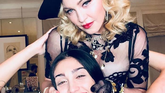 Madonna lánya szőrös hónaljat villantott