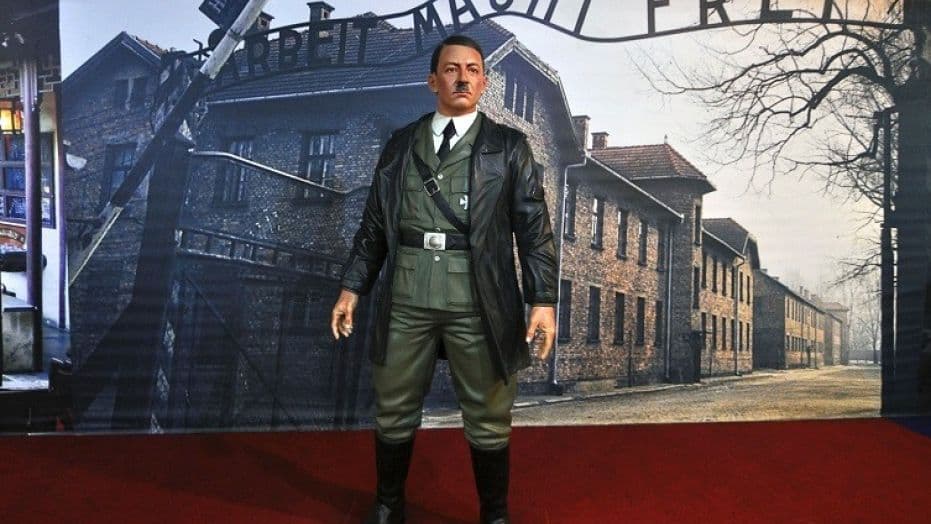 Adolf Hitler viaszszobrával szelfiztek náci karlendítés kíséretében