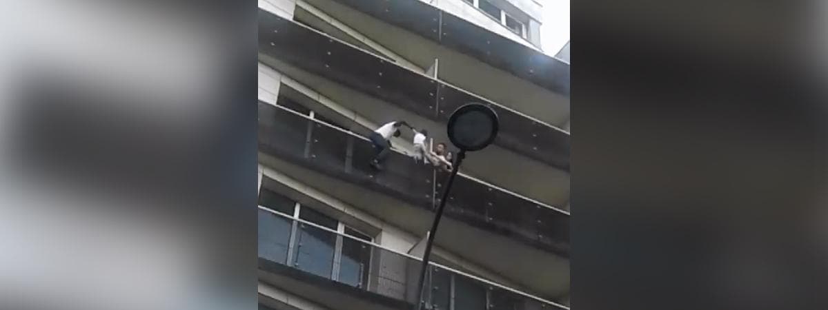 Megmentett egy járókelő egy negyedik emeleti balkonról kilógó gyereket