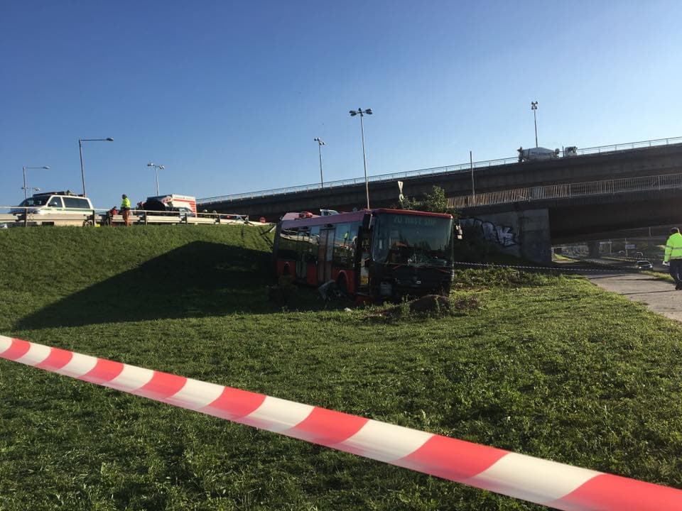 Baleset Pozsonyban: árokba borult a városi busz, több utas megsérült (videó)