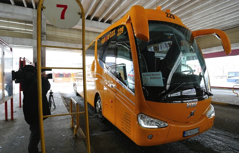 Buszt indít a Regiojet Pozsonyból a budapesti repülőtérre