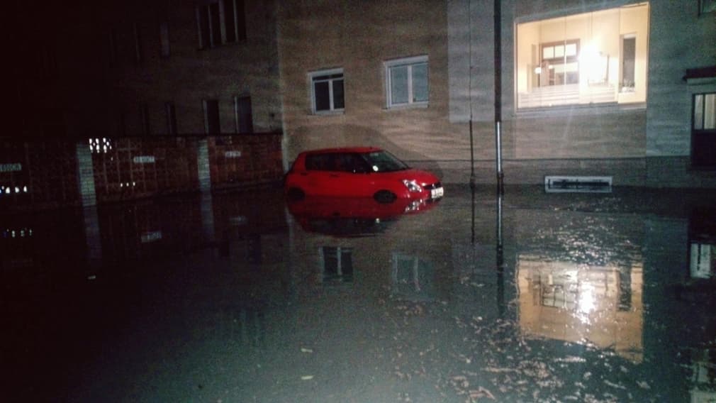 Elárasztott pincék, elsüllyedt autók – fotókon a tomboló vihar eredménye