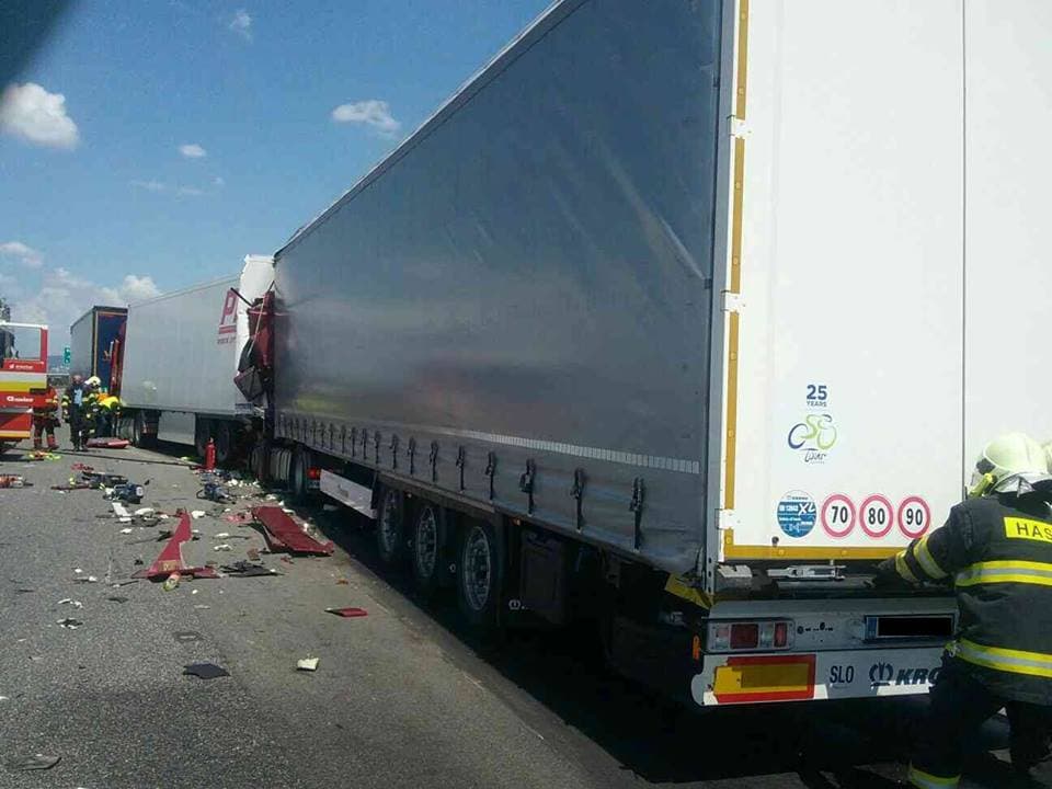 Horrorbaleset Dunacsúnnál - Három kamion ment egymásba!