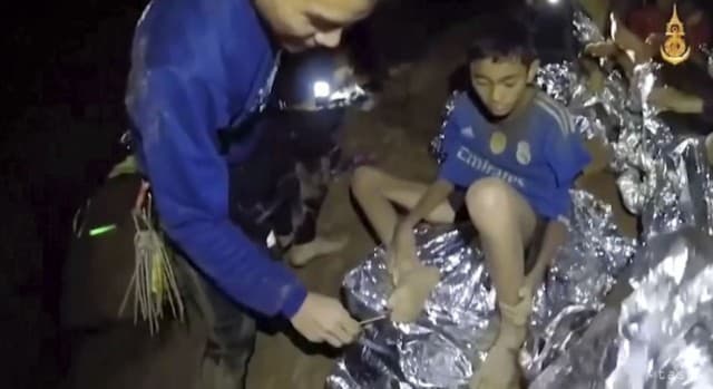 A thaiföldi barlangból kimentett gyermekek hazatérhetnek szüleikhez
