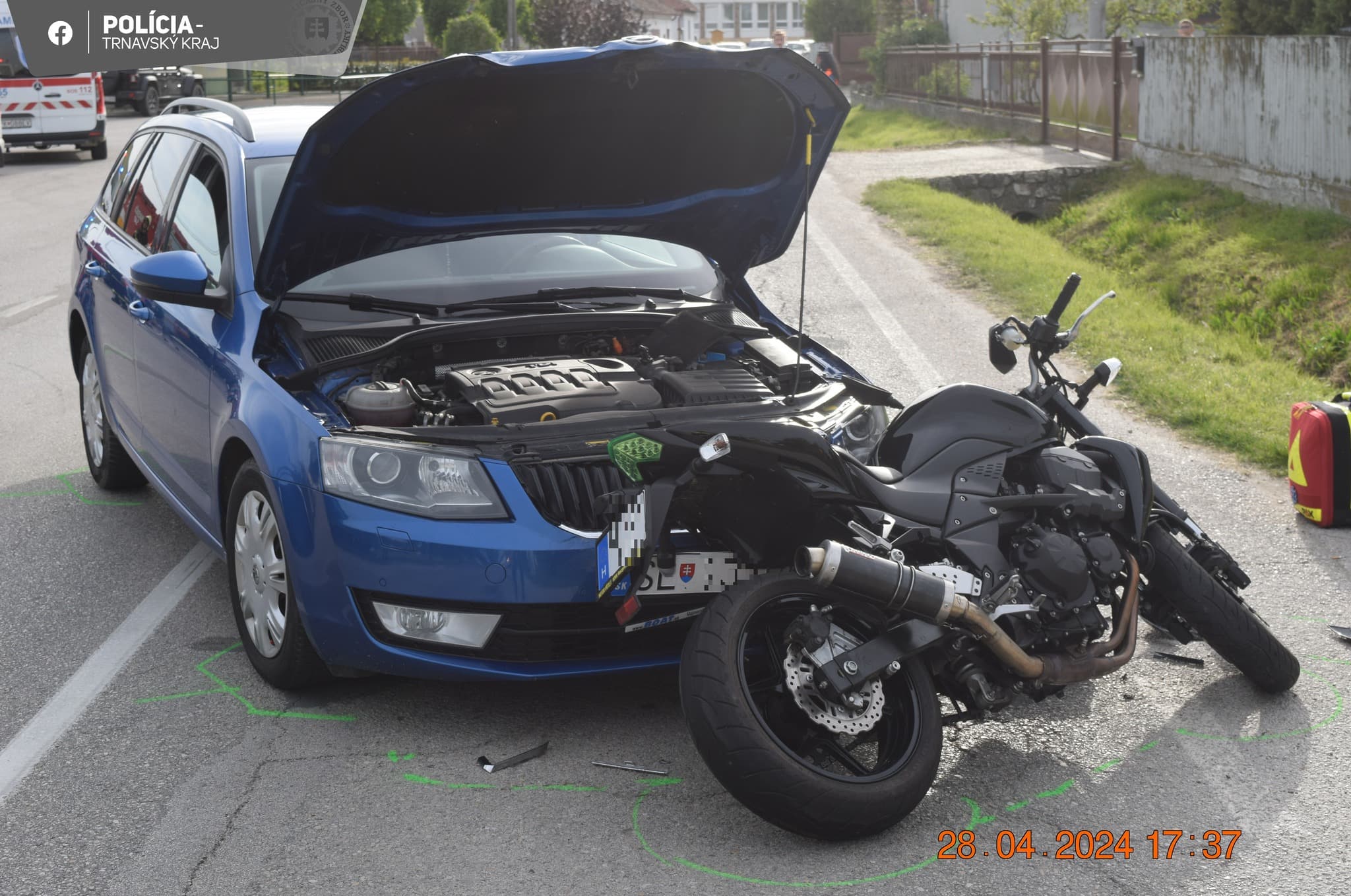 Súlyos baleset Szapon, az Octavia sofőrje nem adott előnyt az érkező motorosnak (FOTÓK)