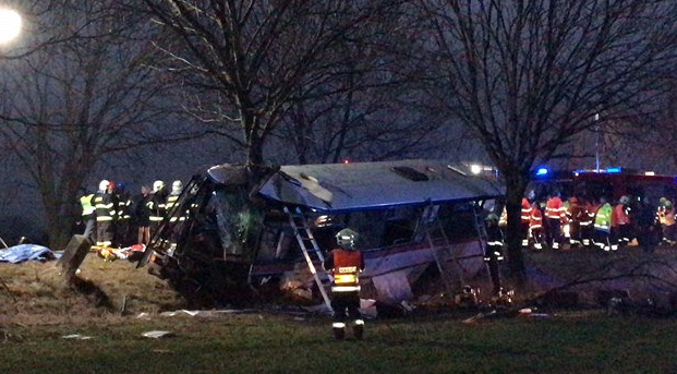 Szörnyű buszbaleset Prágánál – három ember meghalt, 45 megsérült! - FOTÓK