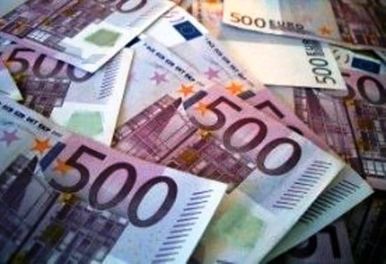Több ezer euróval kopasztott meg egy nyugdíjast a paplanos házaló