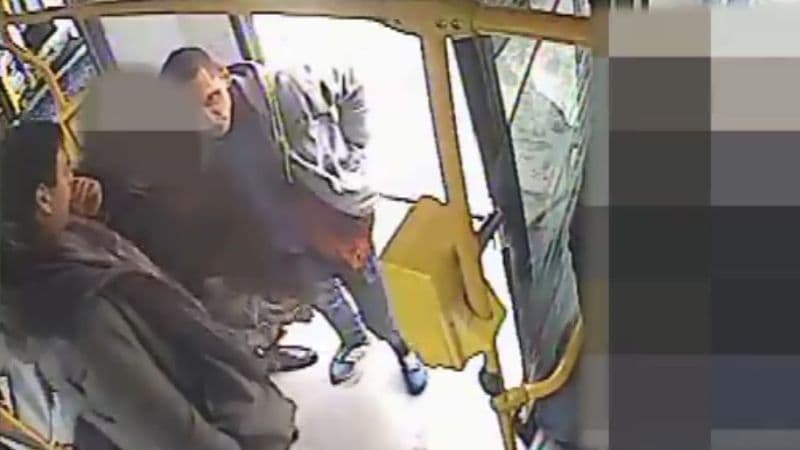 Így lopták el egy lány mobiltelefonját a városi buszon (videó)