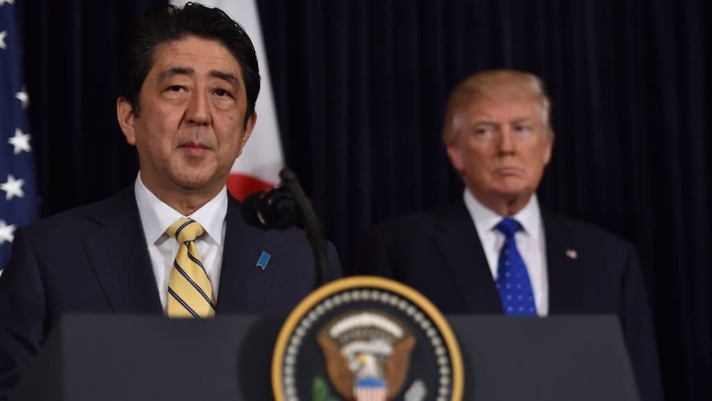 Trump úgy tett, mintha értené, mit mond a japán miniszterelnök