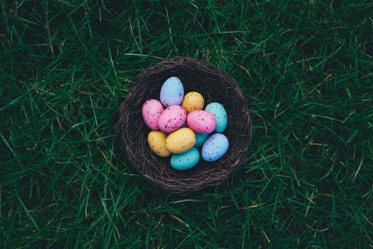 Így készítsünk egyszerűen tökéletes színű húsvéti tojást (VIDEÓ)