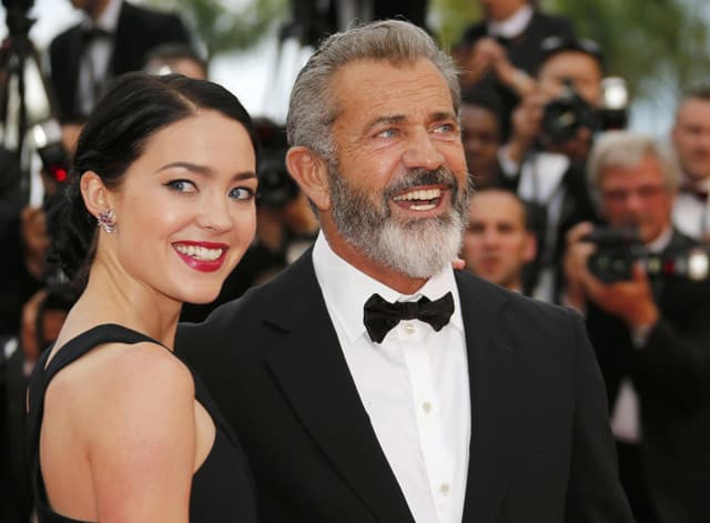 Mel Gibsonnak 35 évvel fiatalabb barátnője van