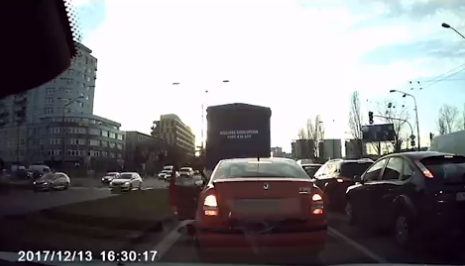 A szemafornál álltak az autók, mikor egyiknek kinyílt az ajtója és... (videó)