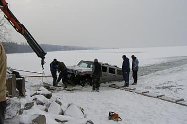 Tó jegére hajtott autót mentettek Medvénél