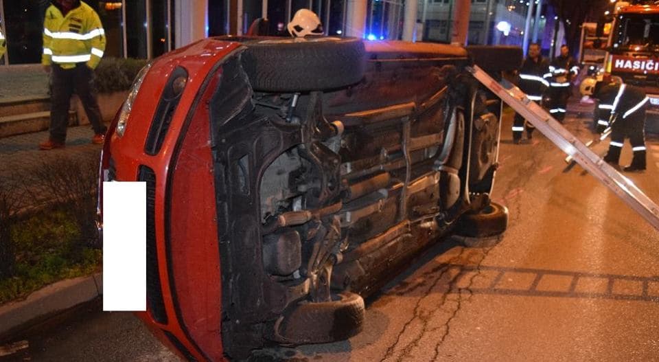 Száguldozó fiatalok szenvedtek balesetet három helyen is Pozsonyban - FOTÓK