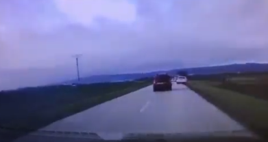 Hátborzongató frontális ütközést vett fel egy autó fedélzeti kamerája (videó)