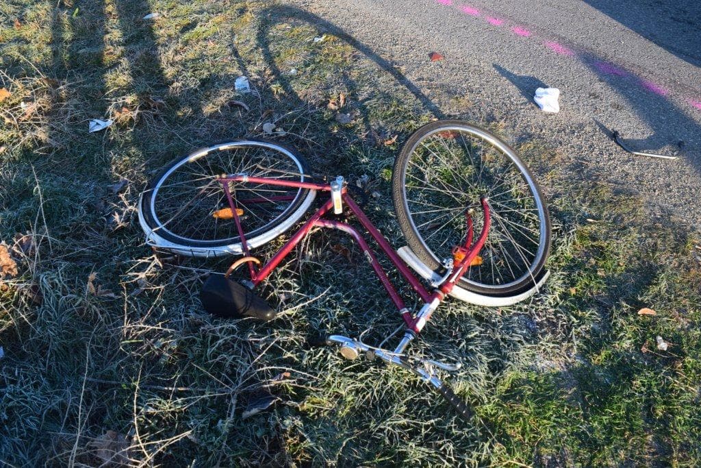 BALESET: Eszméletét vesztette a kerékpáros, miután nekiütközött egy táblának