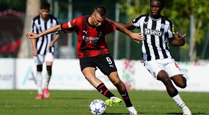 Serie A: 15 évesen lépett pályára a Milan tinije, korrekordot állított fel