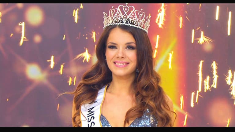 Kerek popsit villantott a Miss Universe Hungary győztese