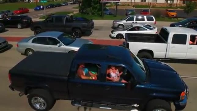 A kocsiban ülő nő bemutatta melleit a drónnak (videó)