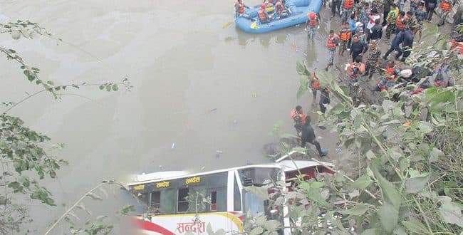 Hídról zuhant csatornába  egy busz, negyvenöt ember meghalt