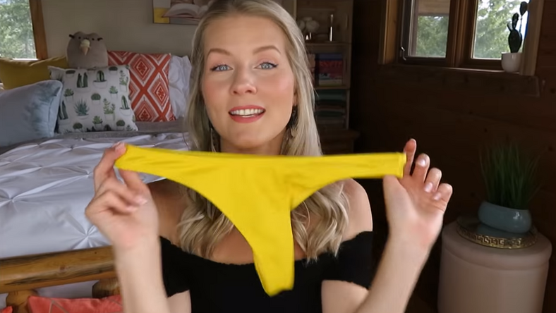 Szexi! A dögös lány saját magán mutatja be a bikiniket (videó)
