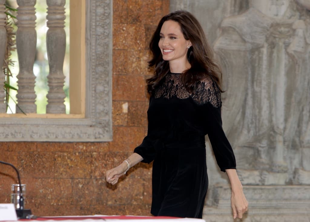 Osztály vigyázz! Angelina Jolie tanárnak szegődött