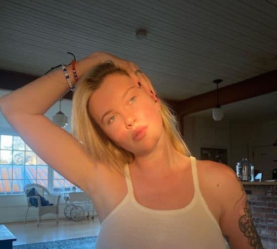 Az Instagramon meztelenkedett Alec Baldwin lánya (FOTÓ)