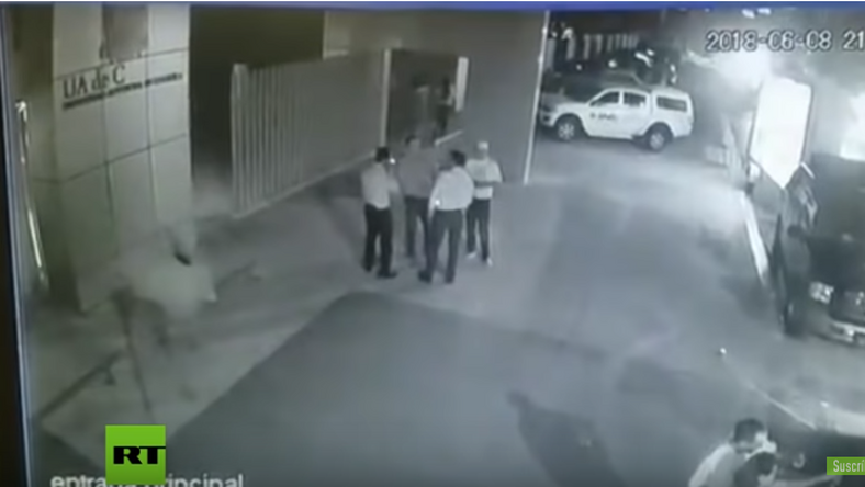 BORZALOM: Szelfizés közben lőtték fejbe a politikust (videó) 18+