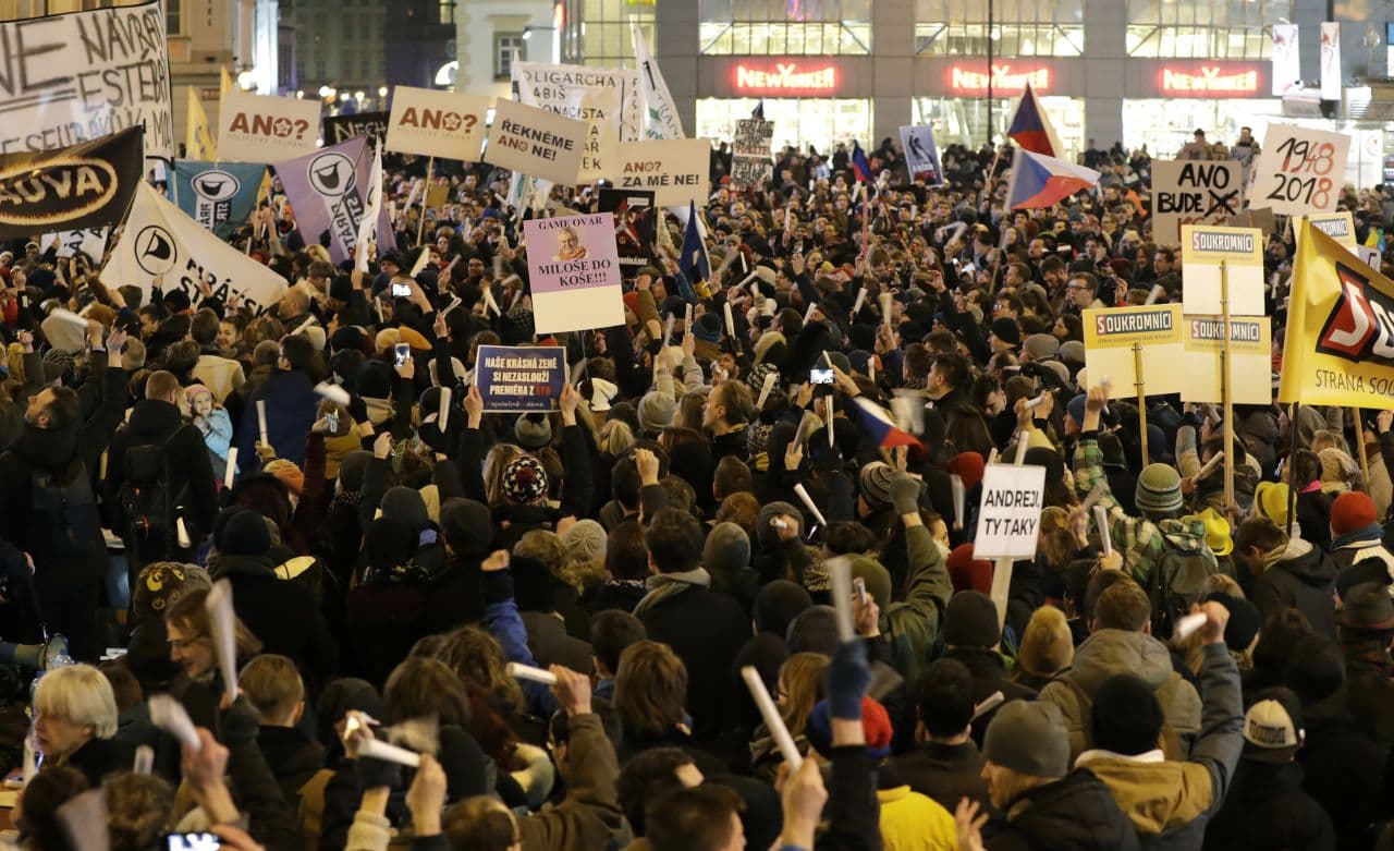 Prágában ezrek tüntettek a szólás- és sajtószabadságért