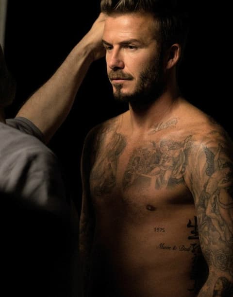 David Beckham megmutatta szexi felsőtestét