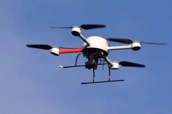 Az emberek attól félnek, hogy megfigyelik őket – drón repked a város felett