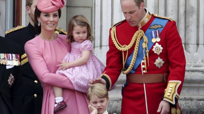 A brit királyi család karácsonyi fotóval örvendeztette meg az alattvalókat