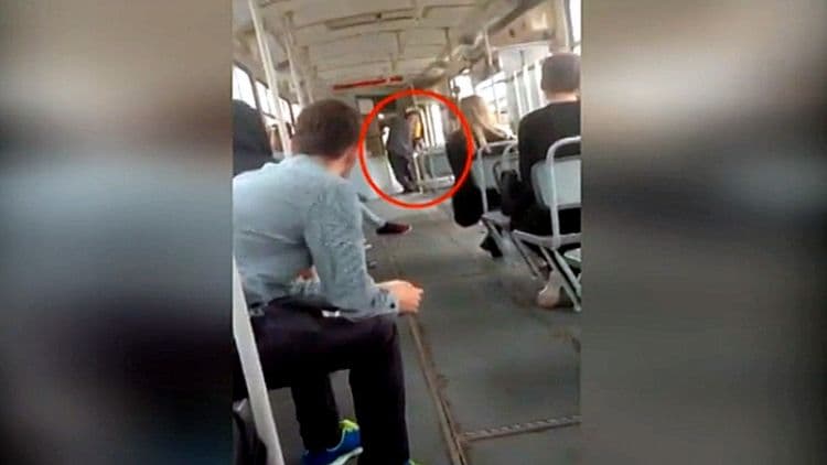 DRÁMA: Bombával és késsel fenyegetőzött egy férfi a pozsonyi villamosban
