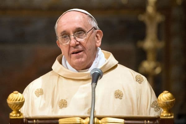 Ferenc pápa megtartotta a húsvéti vigíliát a Szent Péter-bazilikában