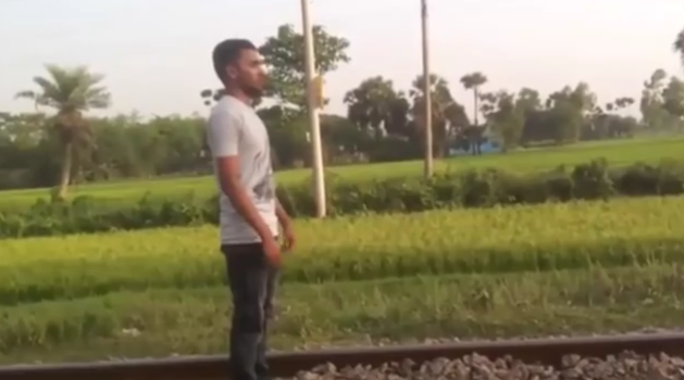 Az életével játszott a férfi, aki önszántából a vonat elé feküdt (videó)