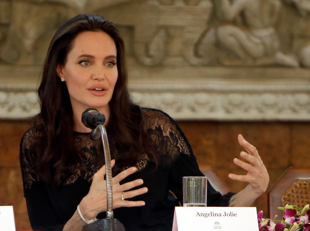 Angelina Jolie-t gyerekszereplők érzelmi kihasználásával vádolják