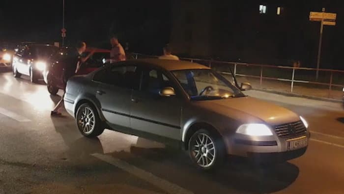 Videón, ahogy baseballütővel ütik a sofőrt – előkerültek az elkövetők