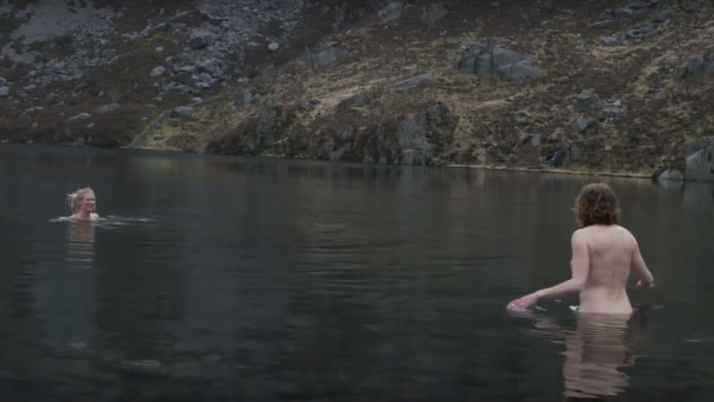 Pucérra vetkőzött és mártózott egyet a jéghideg vízben a BBC műsorvezetője - videó