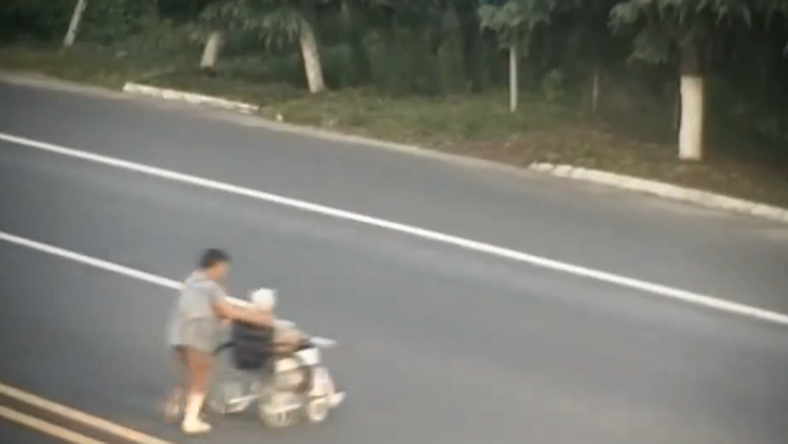 Szörnyű baleset - kerekesszékes nénit toltak át az úton, amikor... (videó) 18+