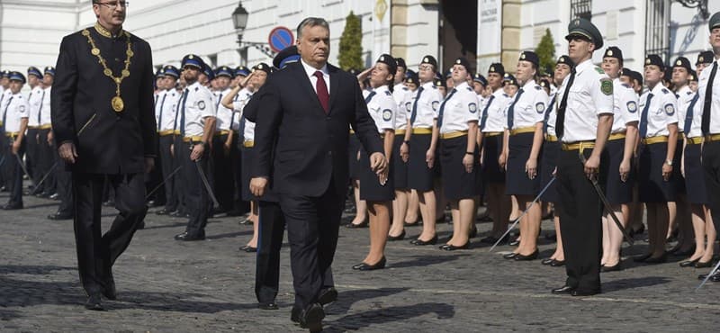 CIKI: Bekapcsolva maradt Orbán mikrofonja a tisztavató ünnepségen, az egyik tiszt nem tetszett neki