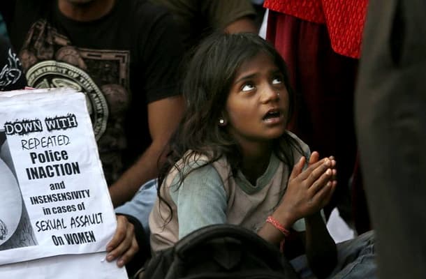 Nemi erőszaknak minősítette az indiai legfelsőbb bíróság a kiskorúakkal létesített szexuális kapcsolatot