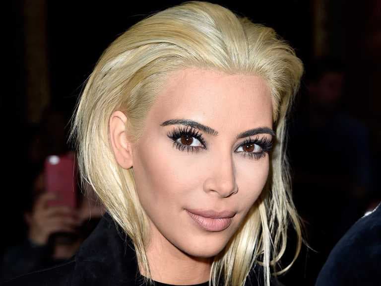 Kim Kardashian meztelenül reklámozza legújabb sminkmárkáját
