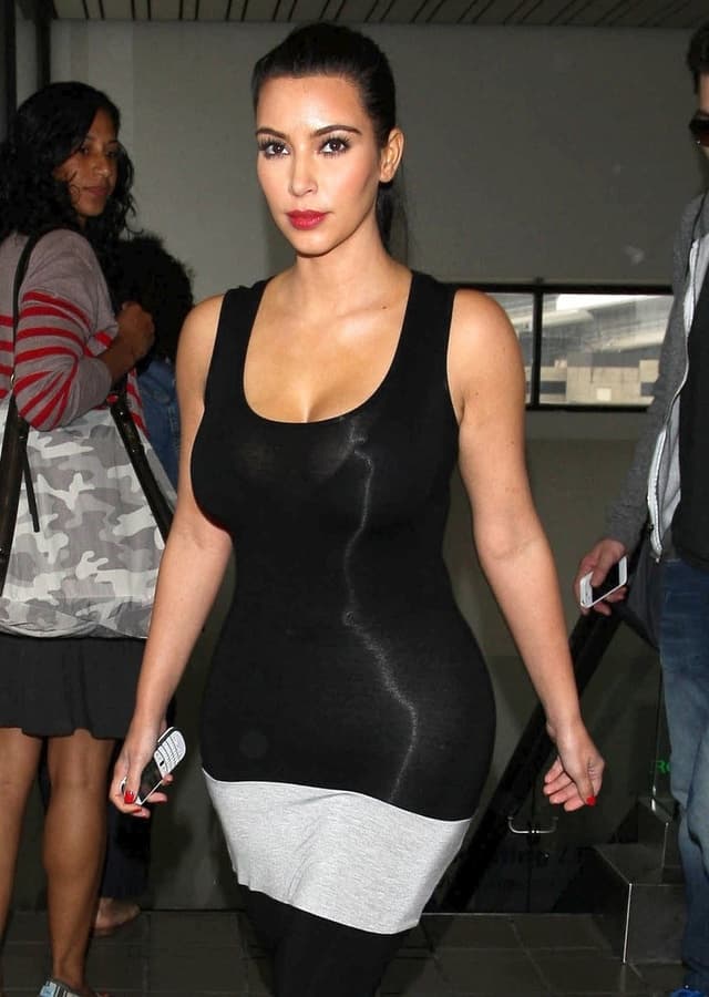 A Kardashian-lányok a melleiket „mutogatták“ az utcán