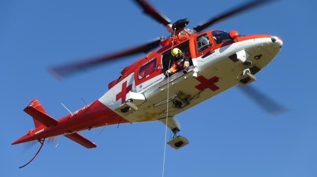 Vezetés közben kapott szívrohamot a sofőr, mentőhelikopter szállította kórházba